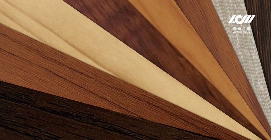 Série de métal laminé en film PVC dans une variété de styles effet bois.