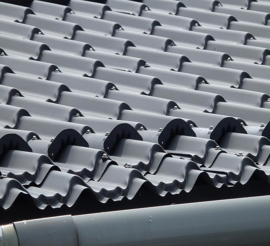 Plat logam laminasi luar PVF dapat diterapkan pada material arsitektur luar seperti panel atap atau eksterior pabrik.
