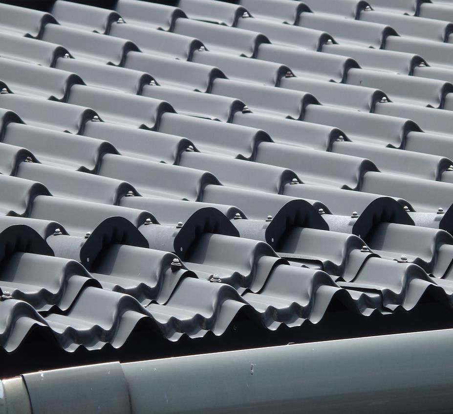 PVF venkovní laminované kovové desky mohou být aplikovány na venkovní architektonické materiály, jako jsou střešní panely nebo exteriéry továren.