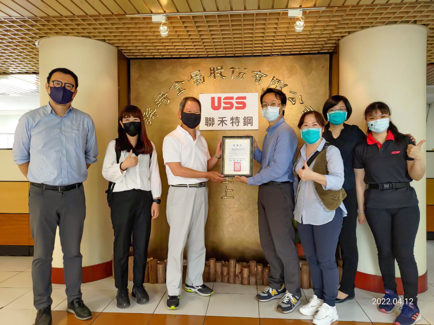 Et gruppebilde med Merry House Social Welfare Foundation under deres besøk.