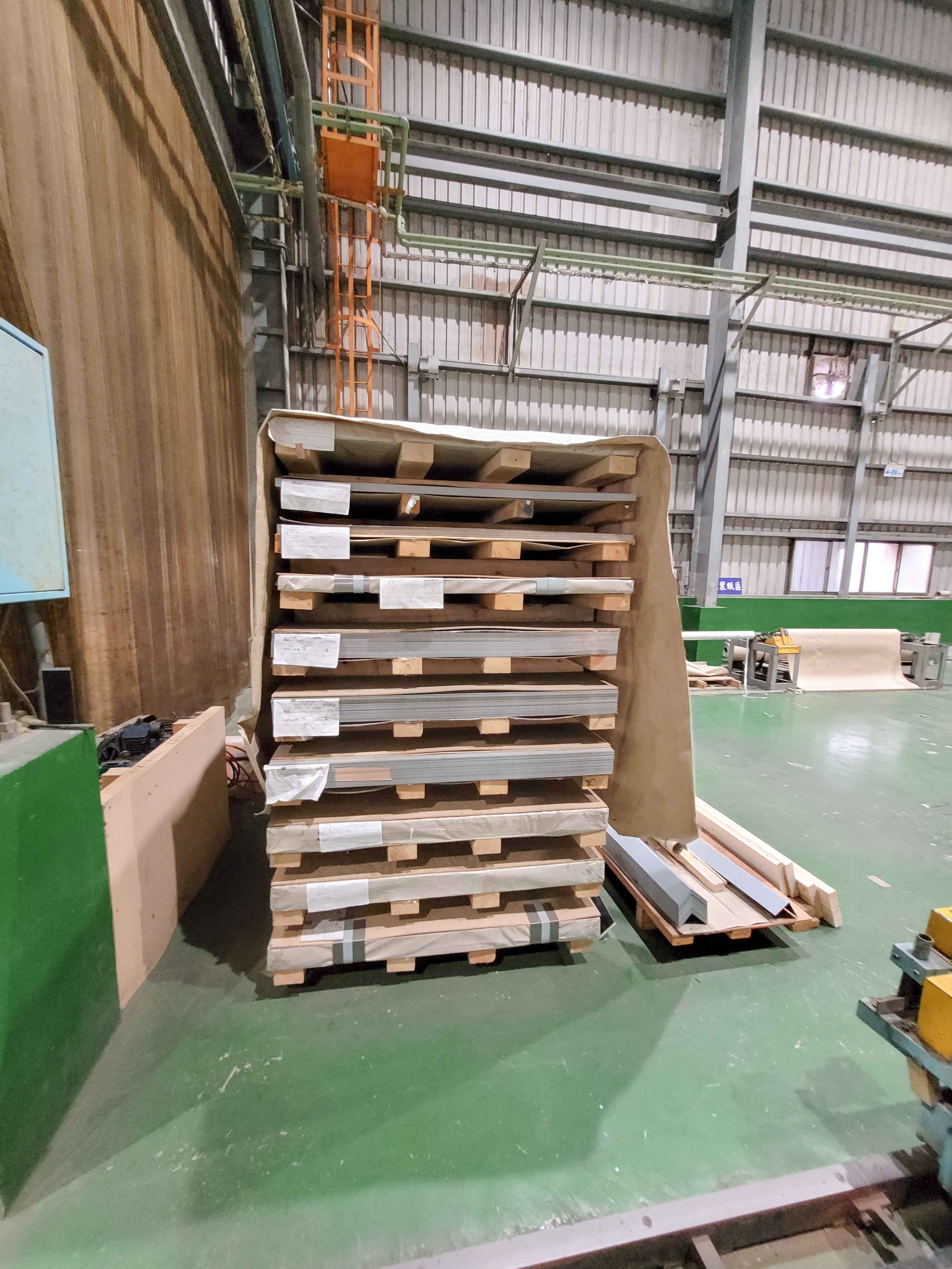 Stabel med elektro-galvaniserte stålplater