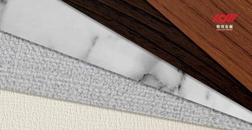 Desain logam laminasi terbaru dari Lienchy Metal untuk 2025, ditampilkan dari atas ke bawah: Serat Kenari Bertekstur, Serat Sandalwood Hitam Bertekstur, Marmer Putih Taktile, Linen Gading, dan Tekstur Kulit Gading.