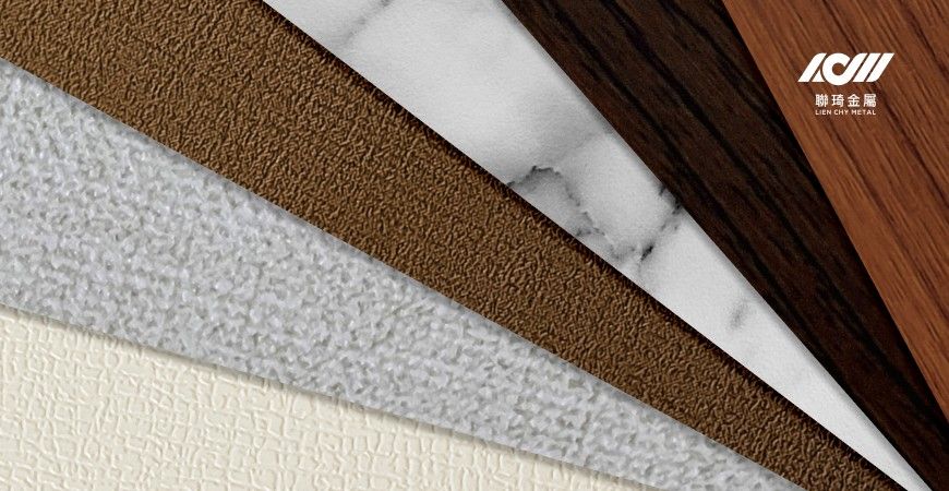 Nejnovější laminované kovové designy Lienchy Metal pro rok 2025, zobrazené shora dolů: texturované ořechové dřevo, texturované černé sandalové dřevo, bronzová embosovaná textura, bílý taktilní mramor, slonovinová lnu a textura slonovinové kůže.