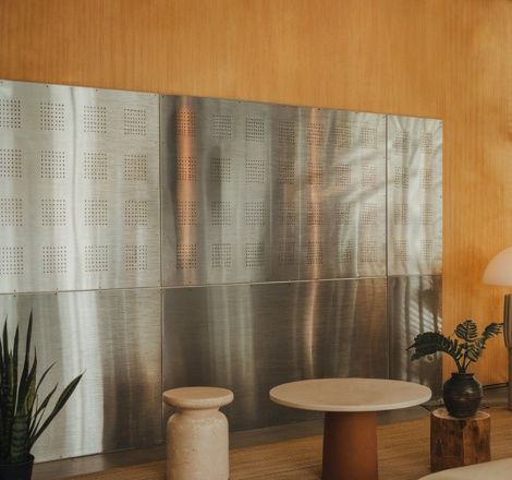 Elegant veggpanel laget med trestruktur laminert metall og anti-fingeravtrykk rustfritt stålplater
