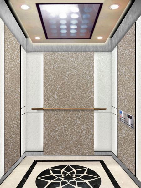 Depan lift dengan pintu terbuka dan dekorasi bergaya. Sisi kiri dan kanan dinding kabin lift dihiasi dengan plat logam laminasi putih kutub.
