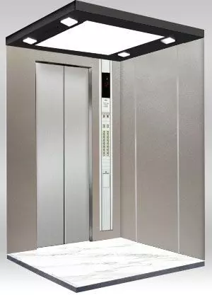 一座現代風格的電梯內部，電梯轎廂牆面使用銀砂紋覆膜金屬裝飾