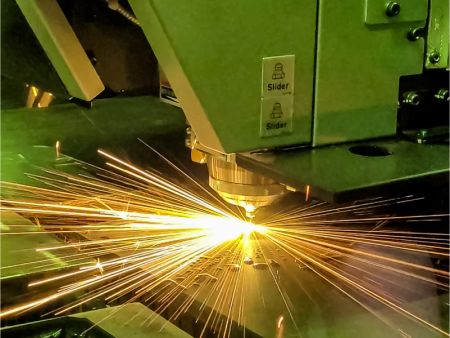 Corte a laser de fibra em uma chapa de metal