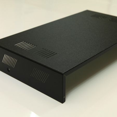 Starry Black 곡면 PVC 필름 적층 금속으로 장식된 컴퓨터 케이스의 가까운 모습