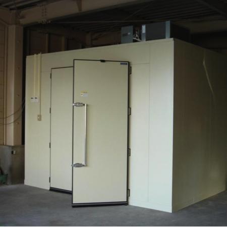 Вид сбоку: простой не совсем белый склад-холодильник с использованием ламинированной металлической пленки Kyoto White PVC для украшения поверхности.