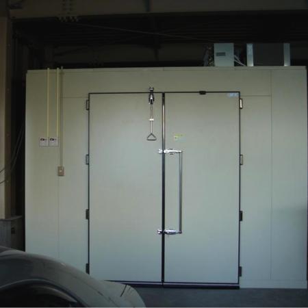 正邊側面視角，使用京都細米紋PVC覆膜金屬裝飾表面，外觀呈現簡單米白色的冷凍庫房