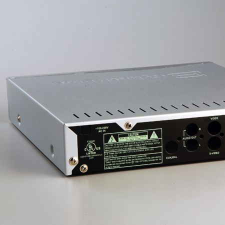 メタリックテクスチャーが満ちたブルーレイプレーヤーのクローズアップ写真で、表面をシャンパンシルバーラミネートメタルプレートで装飾しています