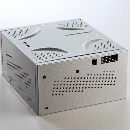 صندوق الكمبيوتر على شكل مكعب صغير ومليء بنسيج معدني. السطح مزين بمعدن مغلف باللون الفضي الشمبانيا.