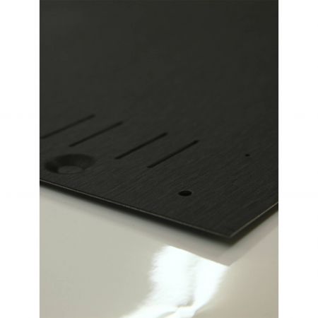 Yüzeyi Metalik Saç Çizgili lamine metal levha ile süslenmiş ve siyah saç çizgili desenlerle dolu bir Blu-ray oynatıcı kılıfının yakın çekimi