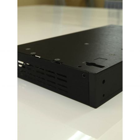 Gambar dekat sisi kiri kotak pemutar Blu-ray, yang menggunakan plat logam laminasi Hairline Metalik untuk menghias permukaan dan diisi dengan pola hairline hitam