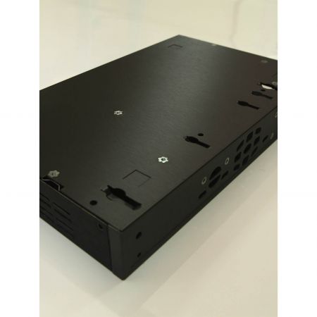 Uma visão superior do lado esquerdo de uma caixa de player de Blu-ray, que utiliza uma placa de metal laminado com Linha de Cabelo Metálico para decorar a superfície e é preenchida com padrões de linha de cabelo preta