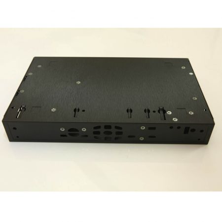 Bir Blu-ray oynatıcı kasasının üstten görünümü, yüzeyi süslemek için Metalik İnce Çizgi lamineli metal plaka kullanır ve siyah ince çizgi desenleriyle doldurulmuştur.