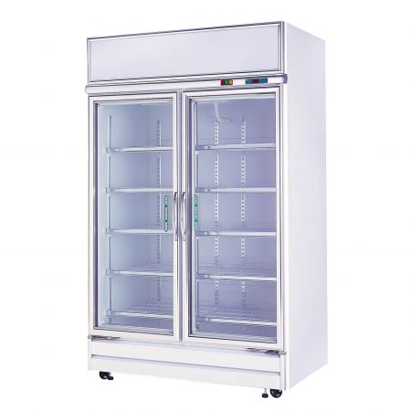 Un frigorifero commerciale che utilizza piastre di acciaio laminato con pellicola PVC bianco neve per decorare i lati e le superfici superiori