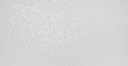 Метал з покриттям зі сніжно-білої гладкої ПВХ-плівки - Зовнішній вигляд сніжно-білої гладкої ПВХ-плівки на металевій пластині з легким шорстким дотиком та відбиваючою 3D текстурою