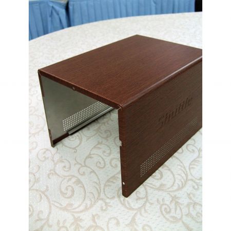 45 graden linkerzijaanzicht van een computerbehuizing versierd met roodhout houtnerf PVC-film gelamineerd metaal
