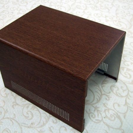 Vue latérale droite à 45 degrés d'un boîtier d'ordinateur décoré avec du métal stratifié avec film PVC grain bois de séquoia rouge