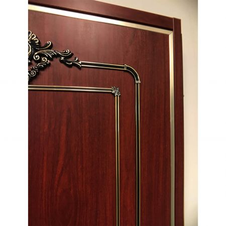 Øvre del av en klassisk dørpanel dekorert med Redwood tre korn PVC-film laminert metall