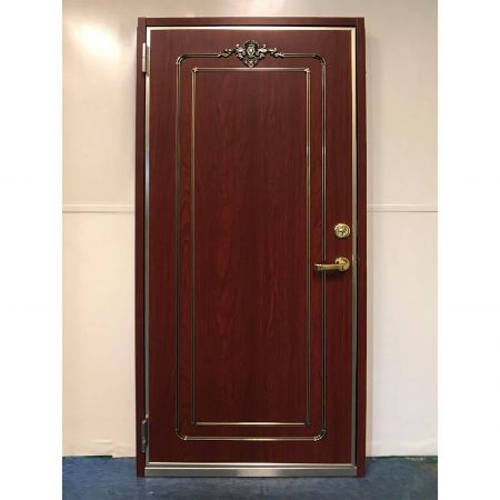 Фронтальный вид классической дверной панели, украшенной пленкой из ПВХ с древесным рисунком красного дерева, ламинированной металлом