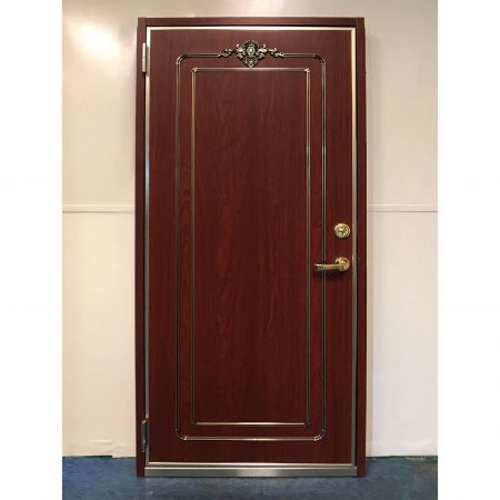 Voorzijaanzicht van een klassiek deurpaneel versierd met Redwood houtnerf PVC-film gelamineerd metaal