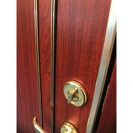 Zijaanzicht van een klassiek deurpaneel versierd met Redwood houtnerf PVC-film gelamineerd metaal