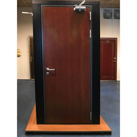 Voorzijaanzicht van een modern brandwerend deurpaneel versierd met Redwood houtnerf PVC-film gelamineerd metaal