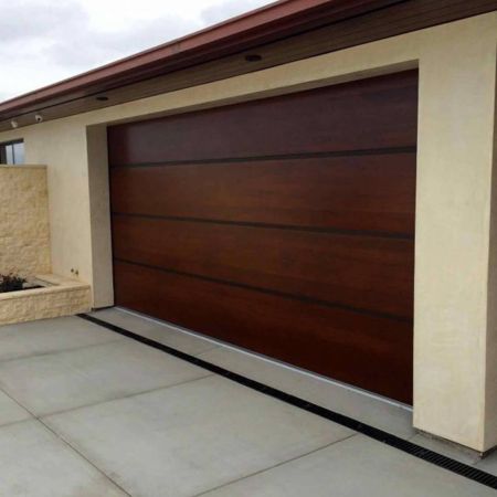 使用紅木紋PVC覆膜金屬鋼板裝飾的牆板