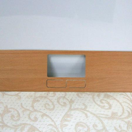 Superficie del gabinete superior de la laptop decorada con metal laminado de grano de madera de haya