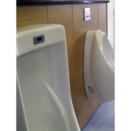 Záběr z blízka boční stěny toaletních panelů zdobených dřevěným obkladem z laminovaného kovu