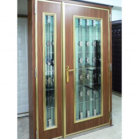 Дверная панель, украшенная пластинами из ламинированного металла с зернистостью ореха