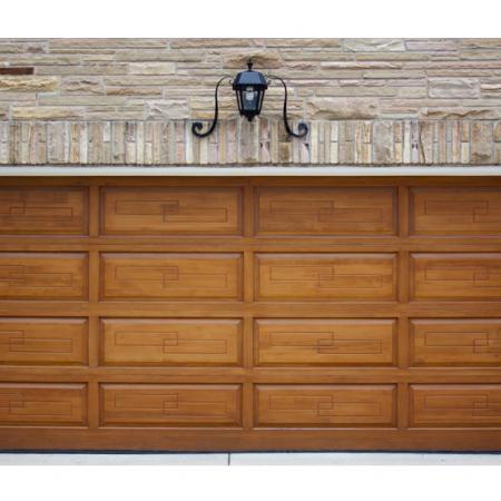 Ролетова гаражна двері, прикрашена металевою плиткою з ПВХ під дубову фактуру