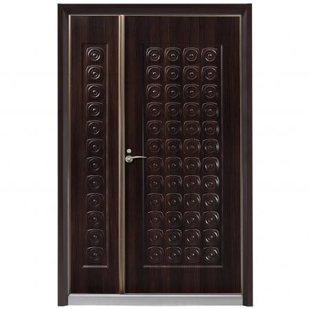 Visão frontal de uma porta corta-fogo decorada com chapa de metal laminado com grão de madeira de noz marrom