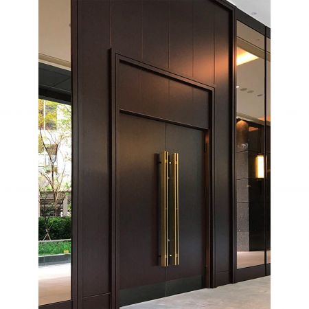 De linkerkant van de deur van de lobby in de hal is versierd met Kassod houtnerf PVC-gelamineerde metalen platen