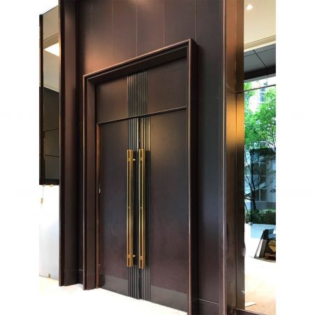 De rechterkant van de deur van de lobby in de hal is versierd met Kassod houtnerf PVC-gelamineerde metalen platen