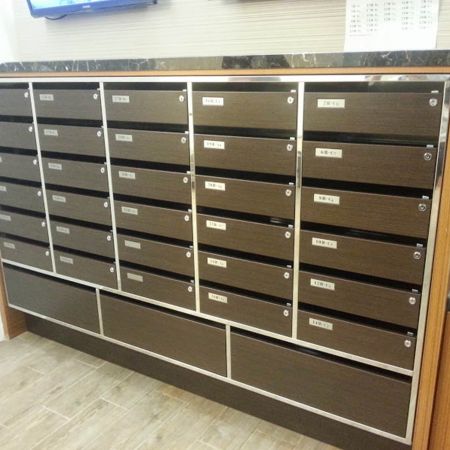 Bir binadaki lüks bir posta kutusunun yan görünümü, Kassod tahıl PVC laminasyonlu metal levhalarla dekore edilmiştir.