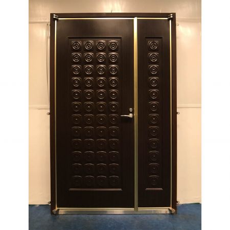 Avlägsen vy av framsidan av en brandsäker dörr dekorerad med Kassod korn PVC-laminerade metallplattor