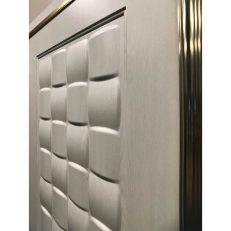 En närbild av höger sida av en diamantmönstrad brandsäker dörr med ytan dekorerad med PVC-laminerad metall med vitt ekträsmönster