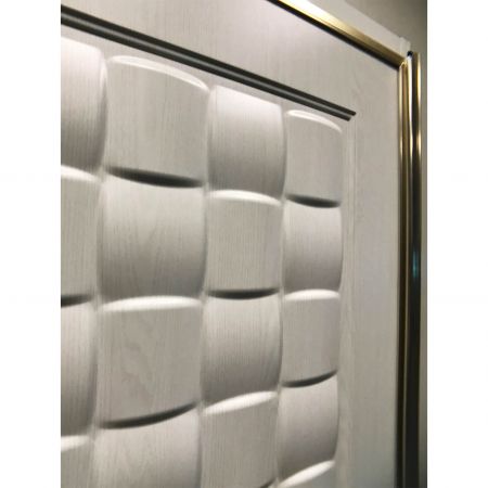 En närbild av vänster sida av en diamantmönstrad brandsäker dörr med ytan dekorerad med PVC-laminerad metall med vitt ekträsmönster