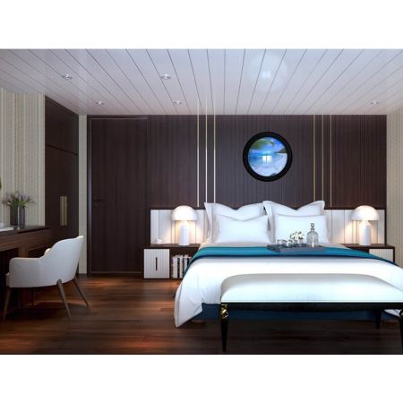 침실은 넓고 편안해 보이며, 문 패널과 벽 패널은 아름다운 블랙 샌달우드 나무 결 PVC 라미네이티드 금속 판으로 장식되어 있습니다.