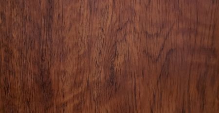 紅花梨木紋PVC覆膜金屬鋼品 - 外觀以深紅褐色和棕黑色為主，表面紋路由不同深淺的曲紋組成的紅花梨木紋PVC覆膜金屬鋼板