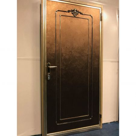 Бічний вид класичної двері безпеки з поверхнею, прикрашеною ламінованими металевими пластинами з текстурою латунного фризу