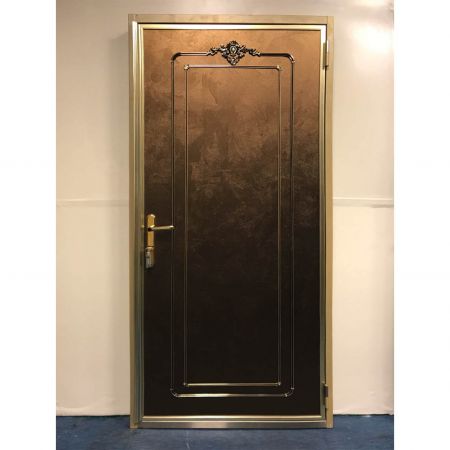Přední pohled na klasické bezpečnostní dveře s povrchem zdobeným mosaznými texturami laminovaných kovových plechů