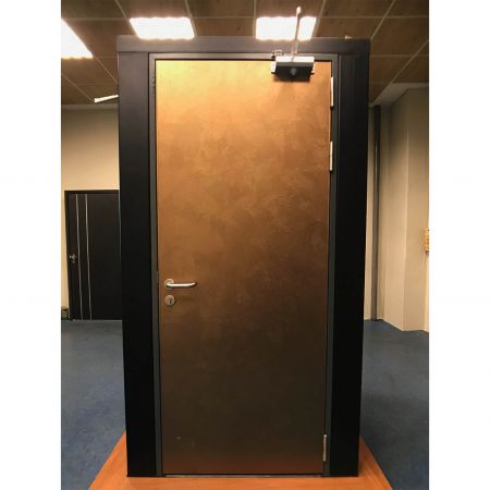 Egy távoli kilátás egy modern stílusú biztonsági ajtóról, melynek felületét Brass Frieze laminált fémlemezek díszítik