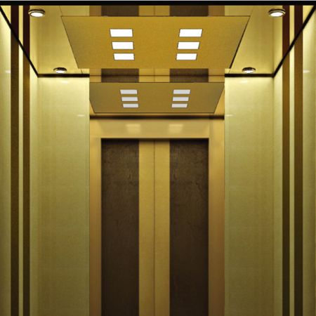 Vue de face d'un ascenseur avec une porte ouverte et une décoration classique. Certaines parois de la cabine de l'ascenseur sont décorées de plaques métalliques laminées en laiton Frieze