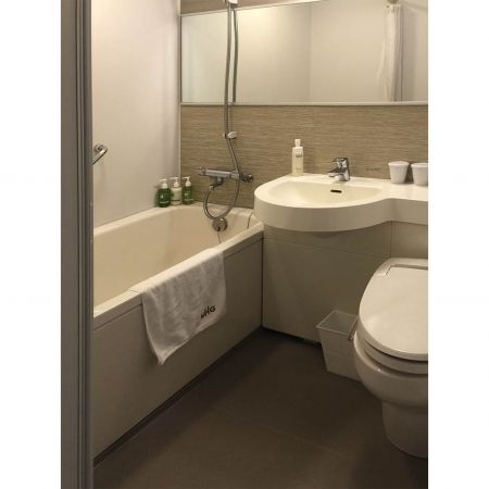 明るくシンプルなバスルームで、壁には竹ストライプPVCラミネートメタルが装飾されています。