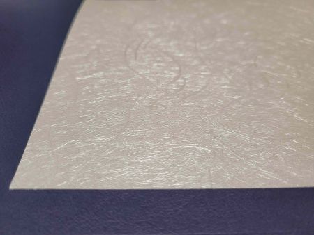 Una mirada más cercana al metal laminado con papel Xuan plateado