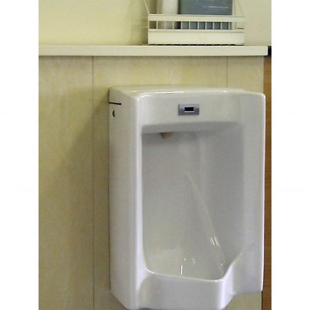 Звичайний унітаз у чоловічому туалеті, з елегантною жовтою стіновою панеллю, прикрашеною блискучою ламінованою металевою плитою Мармуровий Фенікс за ним.